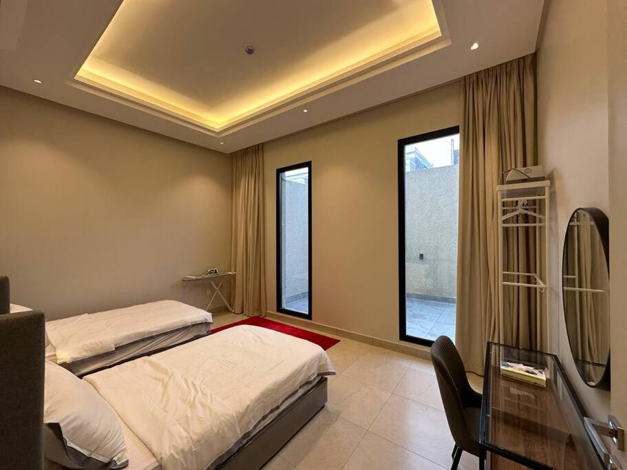 Fancy home W Pool,Gym &private Yard, 15min airpt