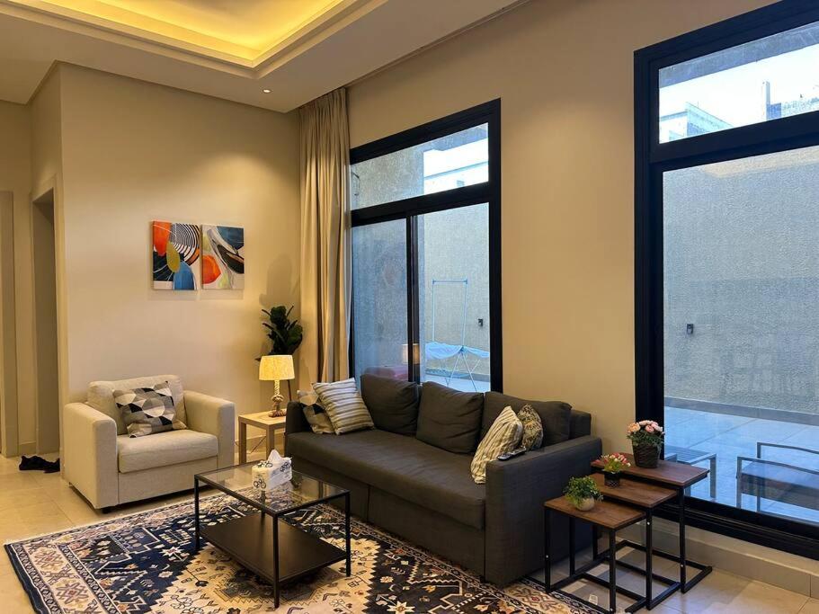 Fancy home W Pool,Gym &private Yard, 15min airpt
