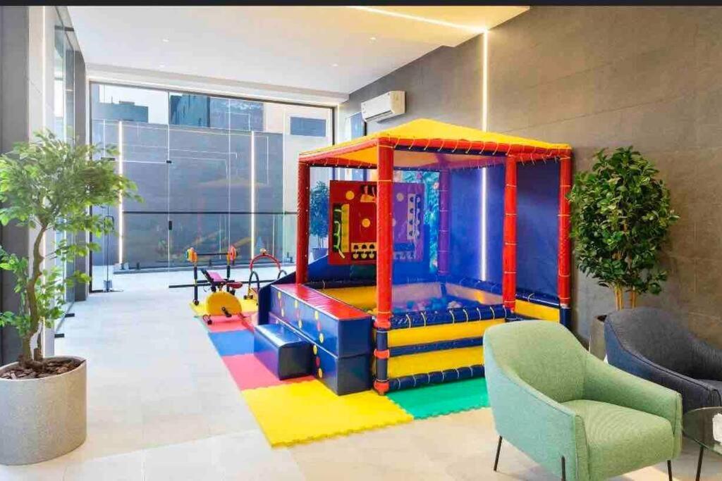 Fancy home W Pool,Gym &private Yard, 15min airpt