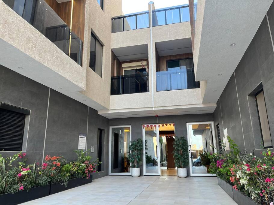 Fancy home W Pool,Gym &private Yard, 15min airpt