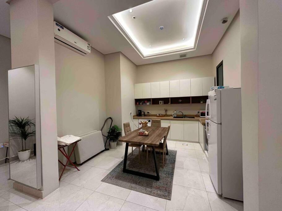 Fancy home W Pool,Gym &private Yard, 15min airpt