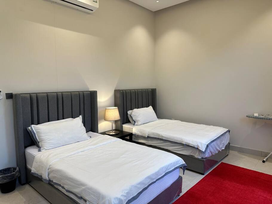 Fancy home W Pool,Gym &private Yard, 15min airpt