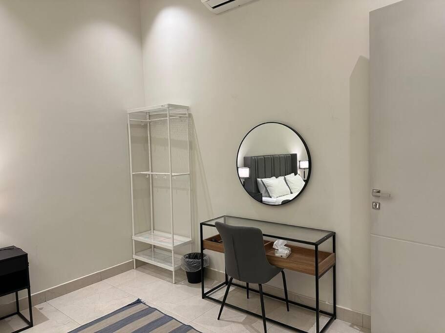 Fancy home W Pool,Gym &private Yard, 15min airpt