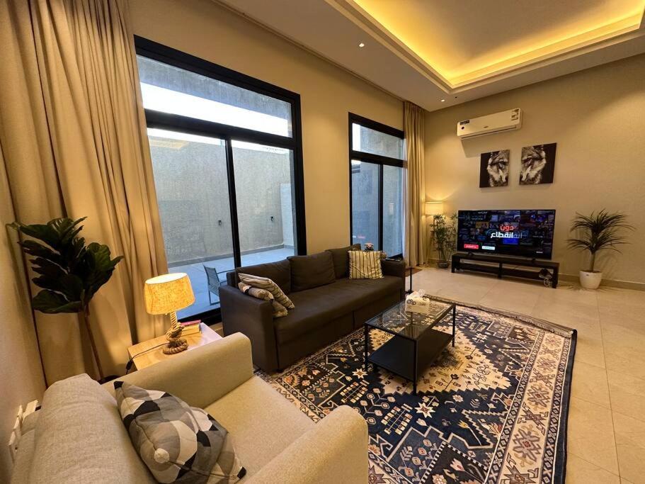 Fancy home W Pool,Gym &private Yard, 15min airpt