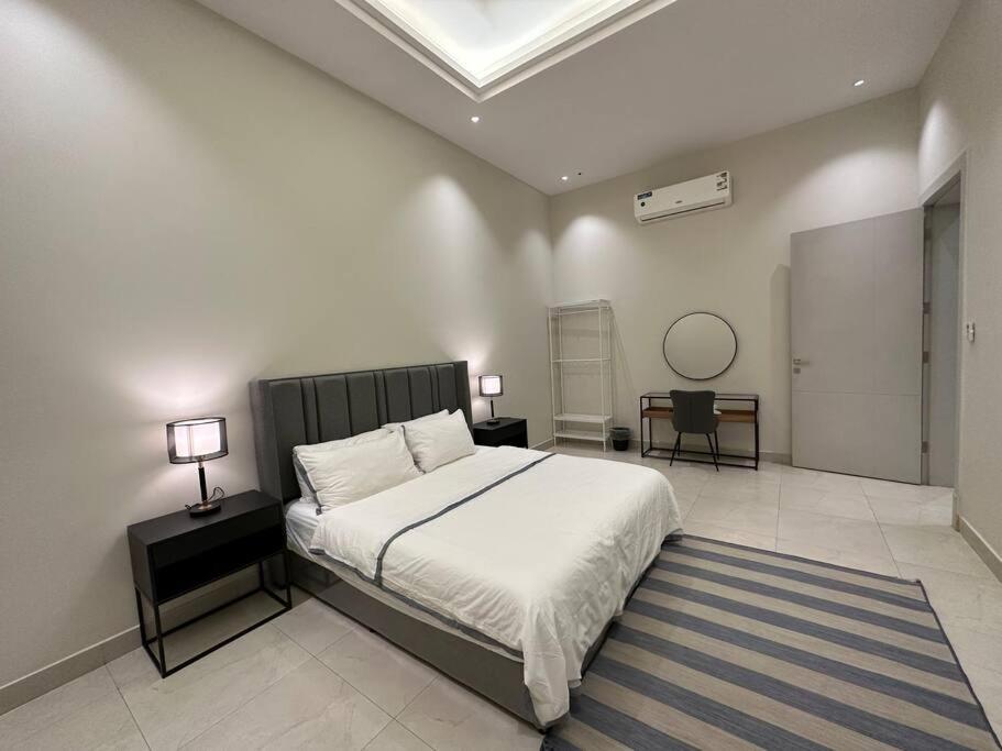 Fancy home W Pool,Gym &private Yard, 15min airpt
