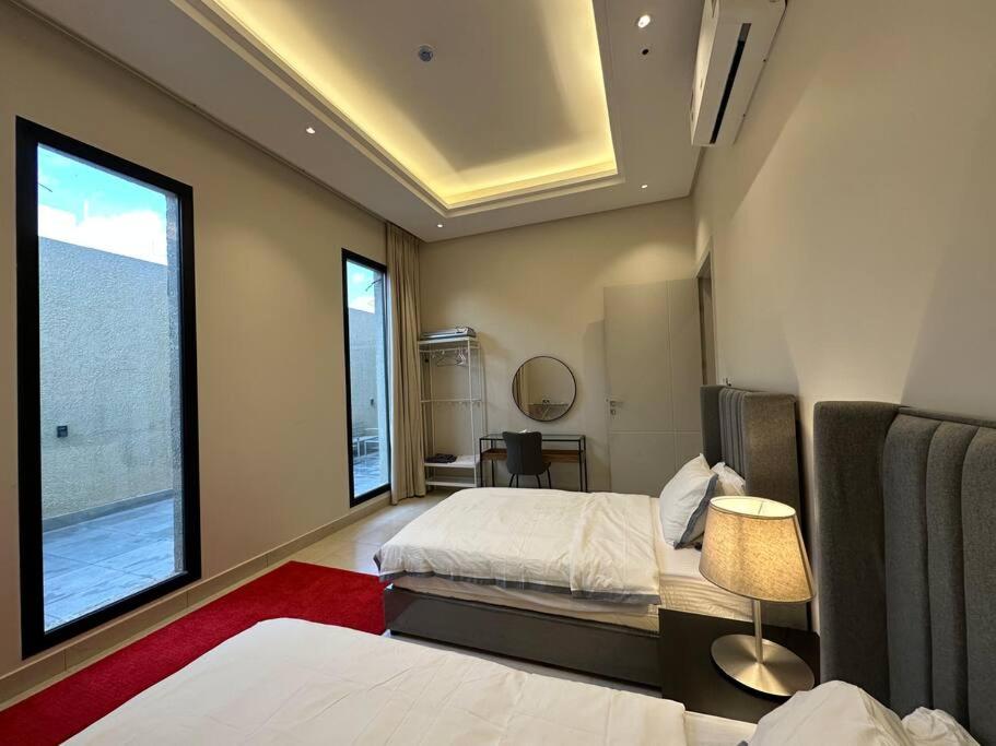 Fancy home W Pool,Gym &private Yard, 15min airpt