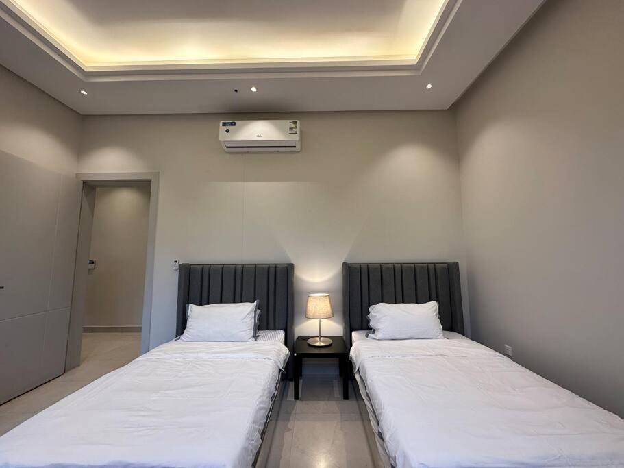 Fancy home W Pool,Gym &private Yard, 15min airpt