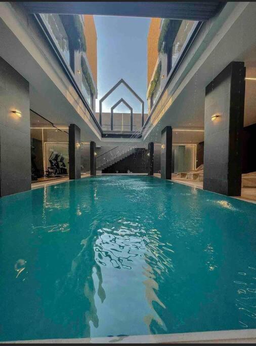 Fancy home W Pool,Gym &private Yard, 15min airpt