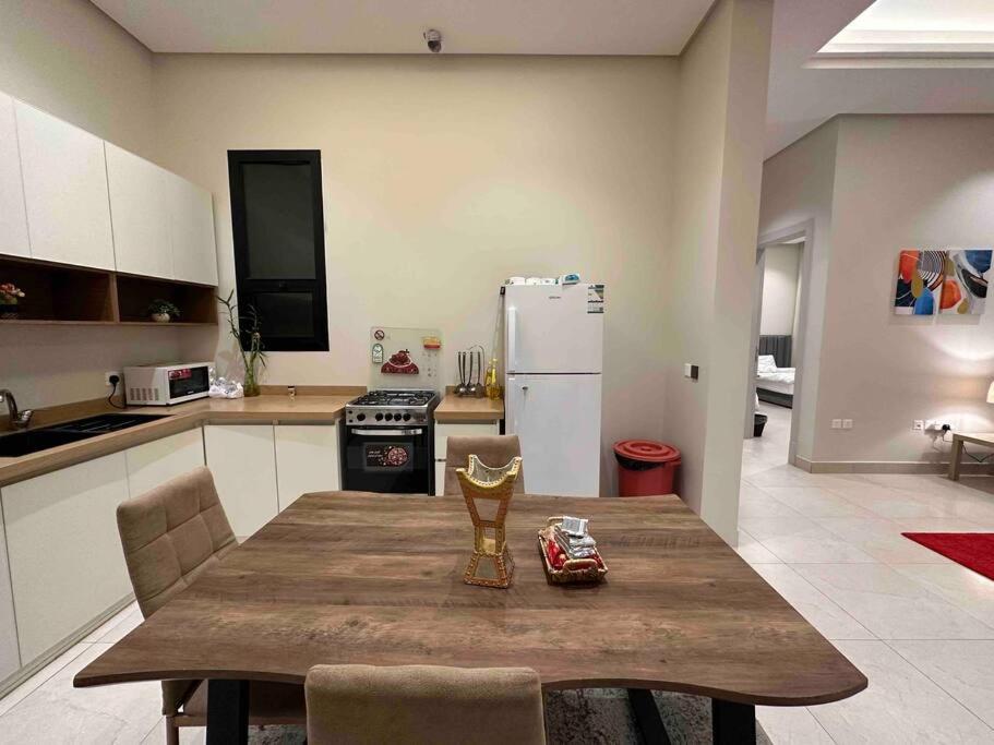 Fancy home W Pool,Gym &private Yard, 15min airpt