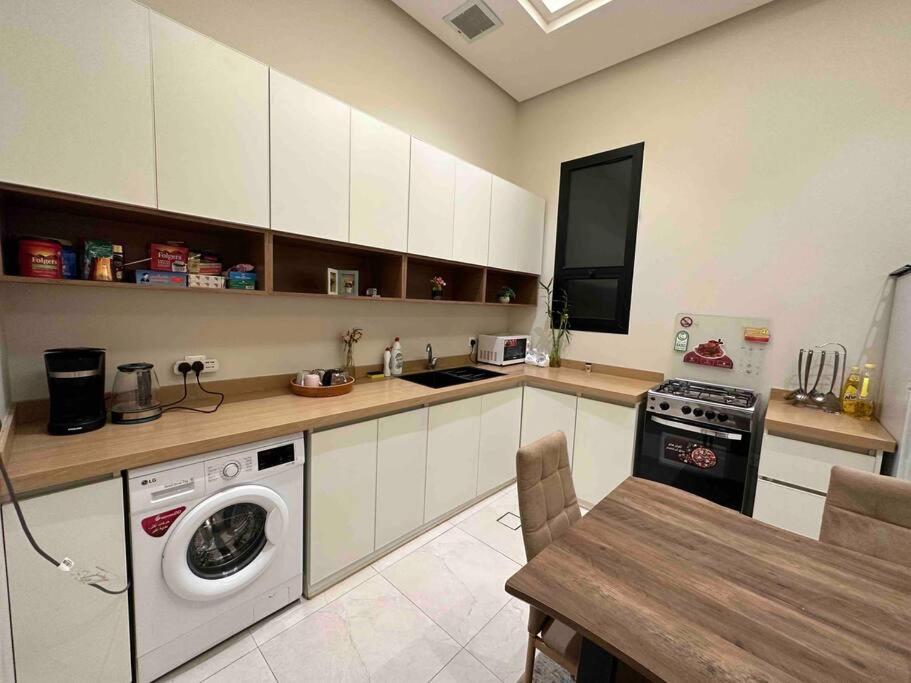Fancy home W Pool,Gym &private Yard, 15min airpt