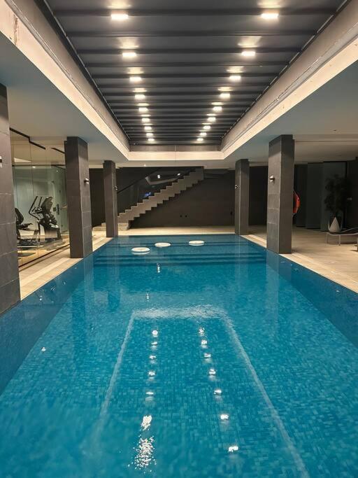Fancy home W Pool,Gym &private Yard, 15min airpt