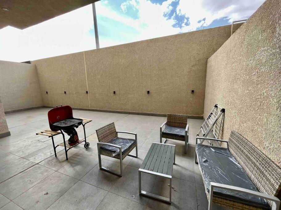 Fancy home W Pool,Gym &private Yard, 15min airpt