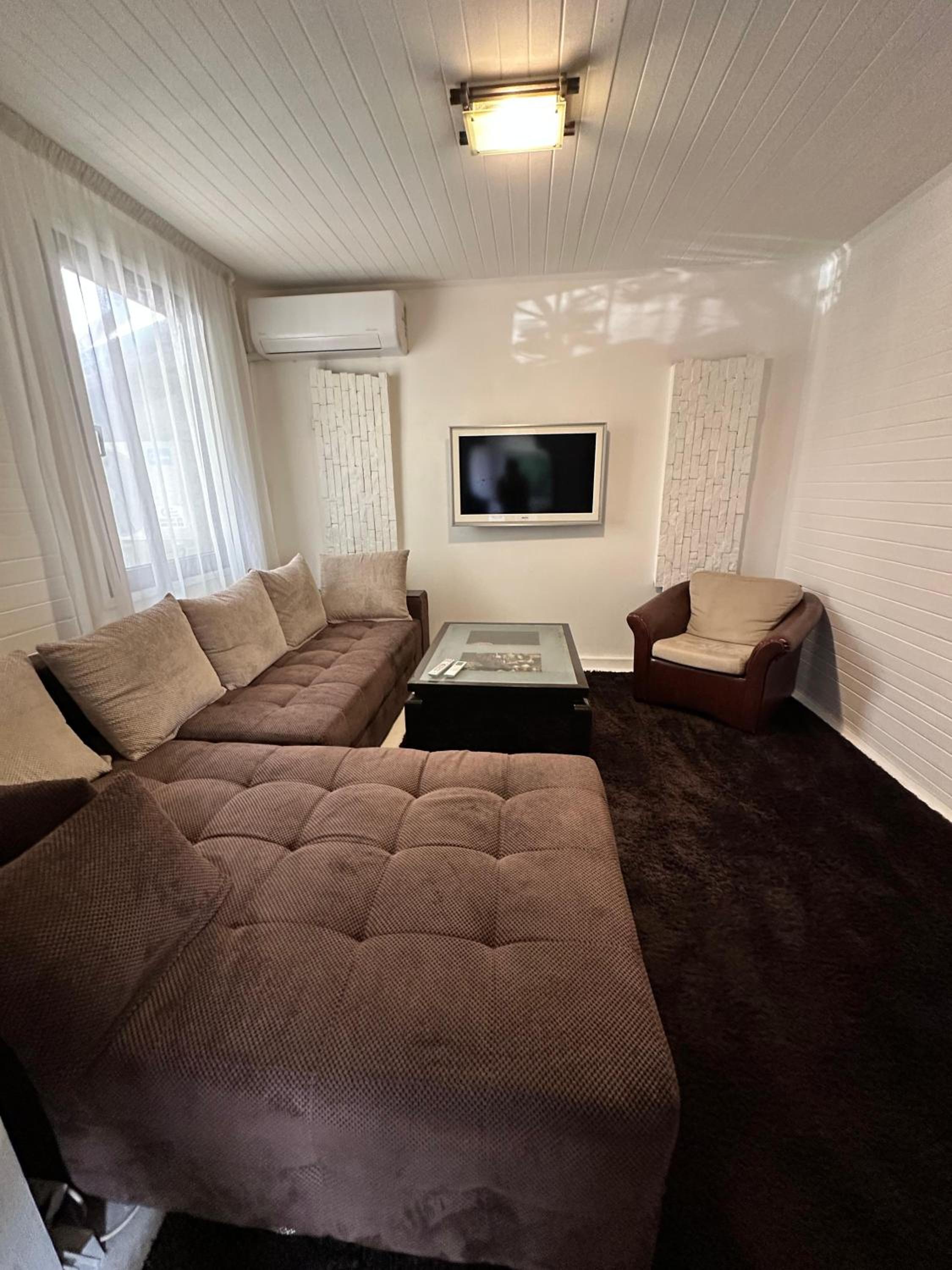 Lea Hause with swimming pool,Jacuzzi in Vitosha montain and free parking