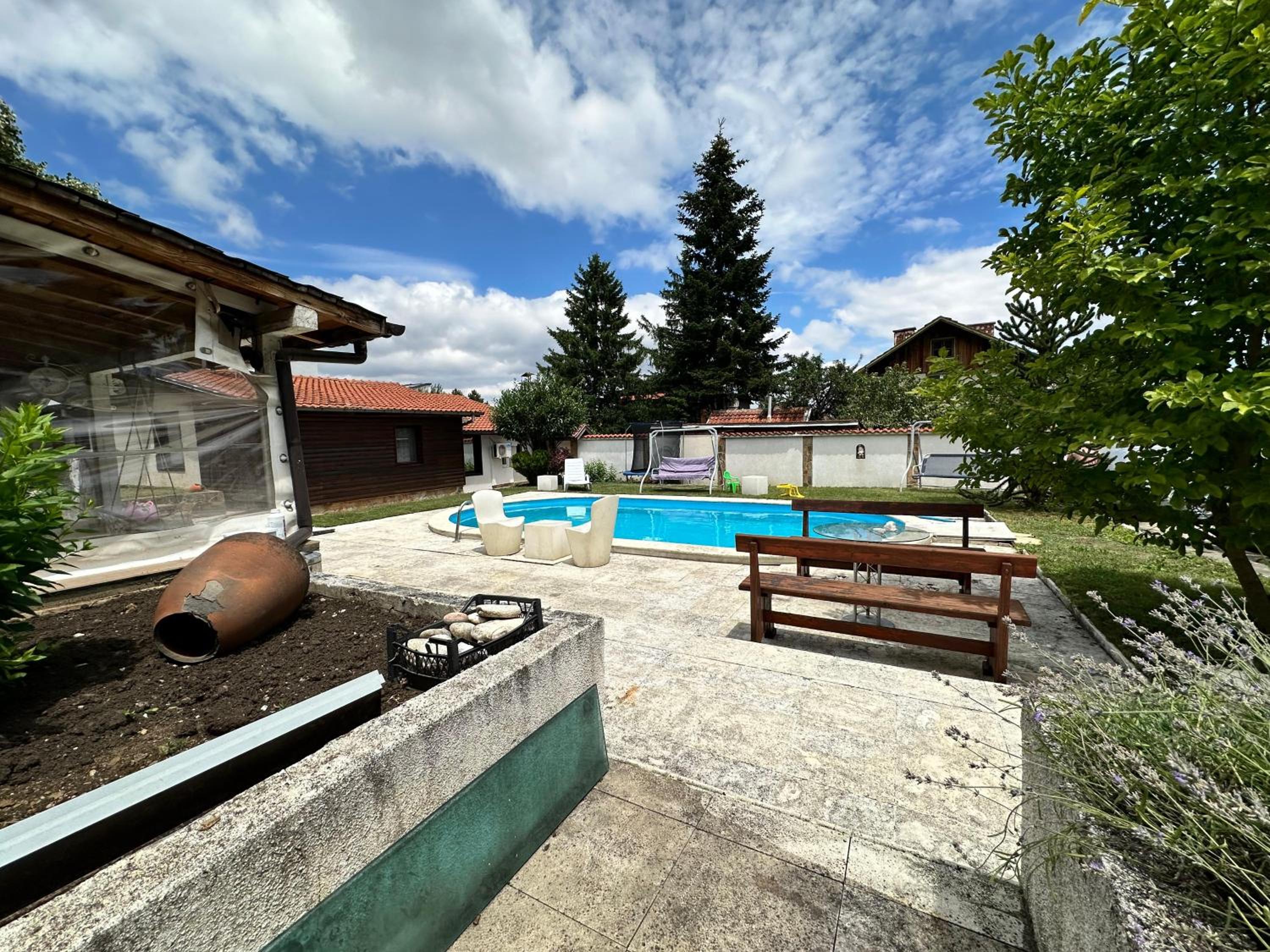 Lea Hause with swimming pool,Jacuzzi in Vitosha montain and free parking