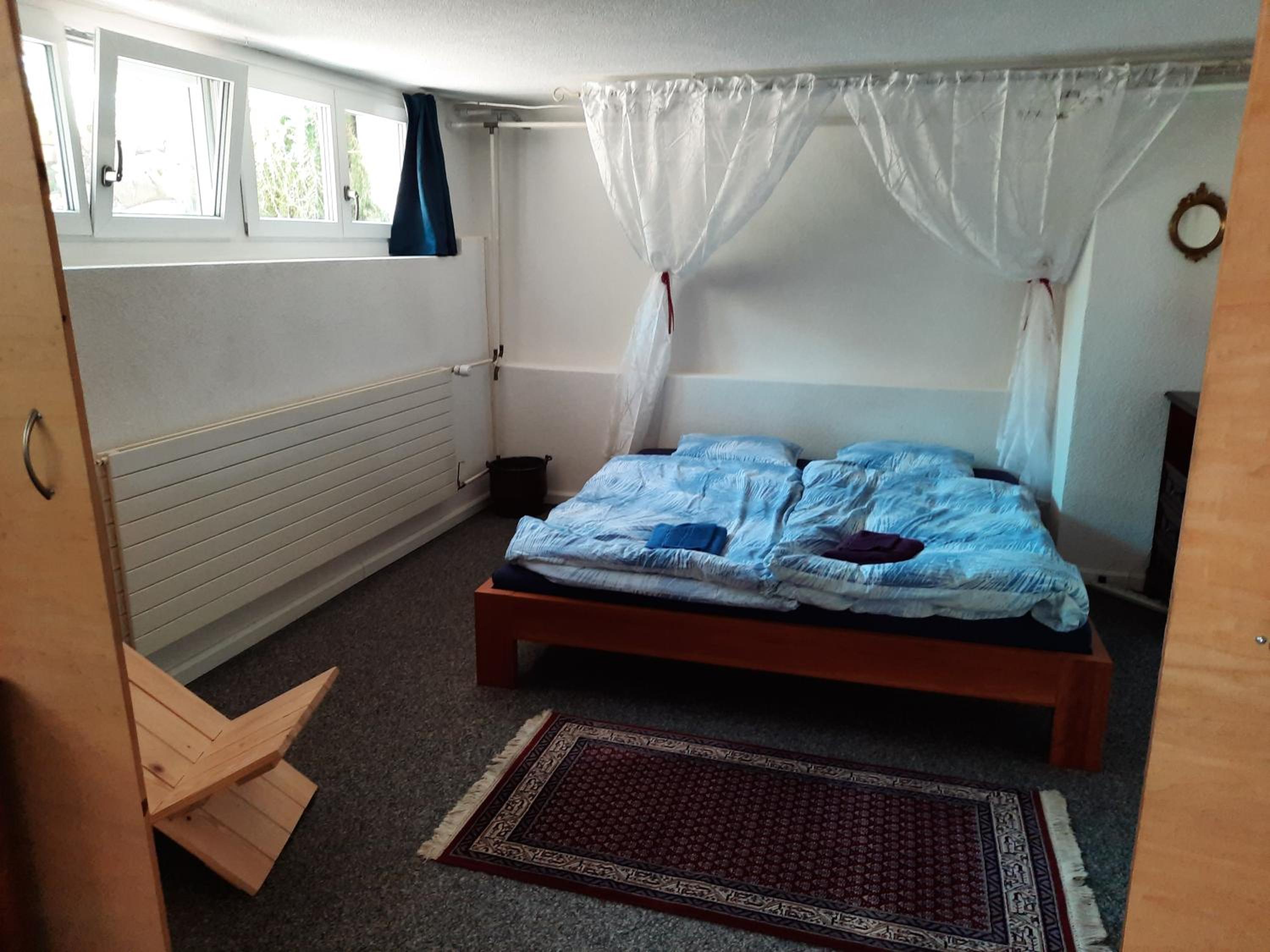 grosses Zimmer mit eigener Küche Dusche WC