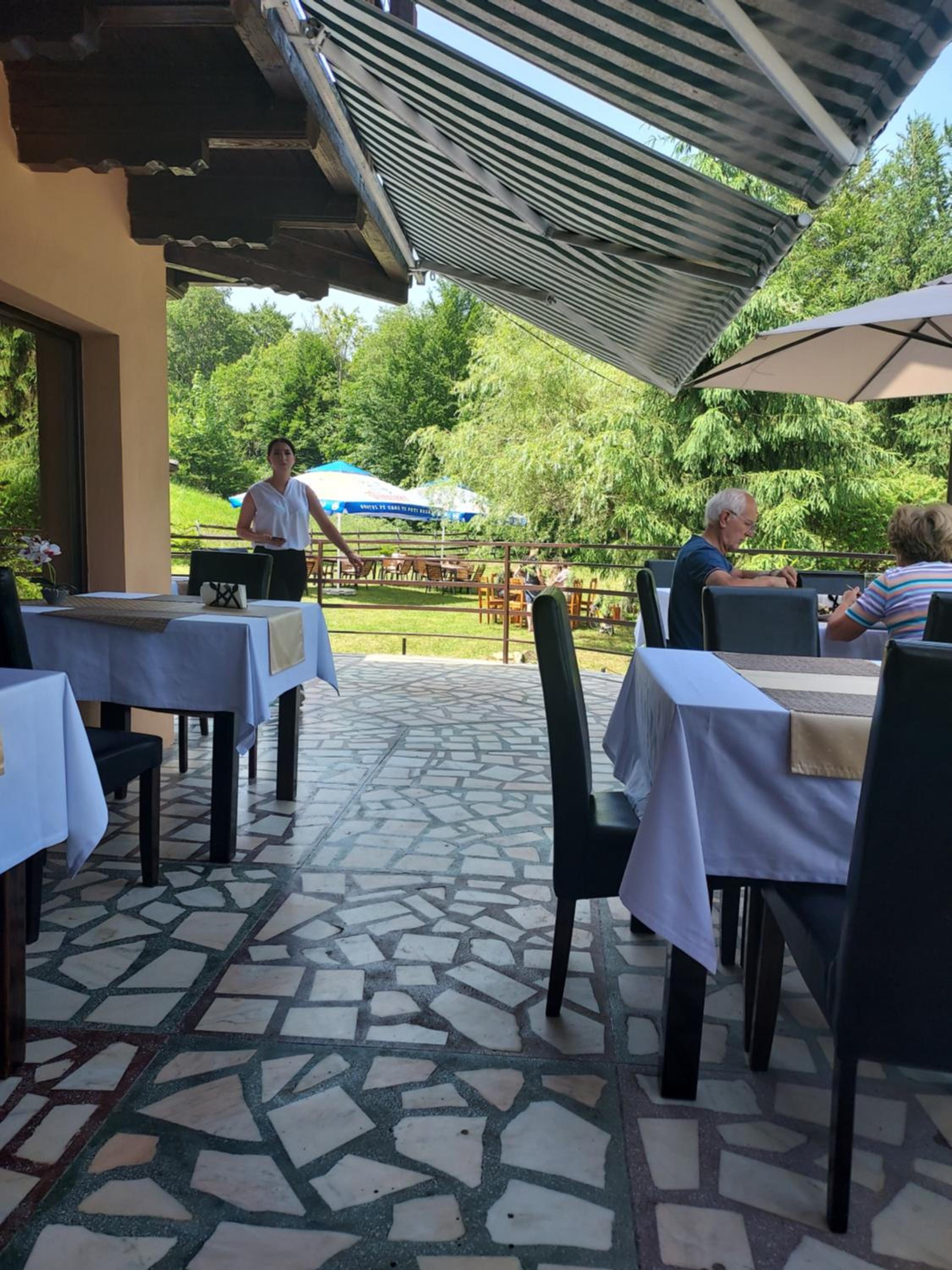 Pensiunea La Taverna