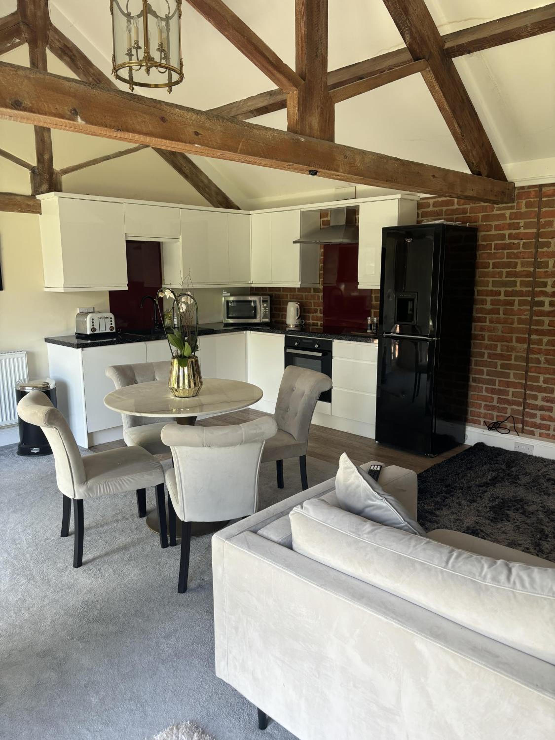 1 Bed Flat - Sleeps 2 - Pets - Parking - Wifi view 3
