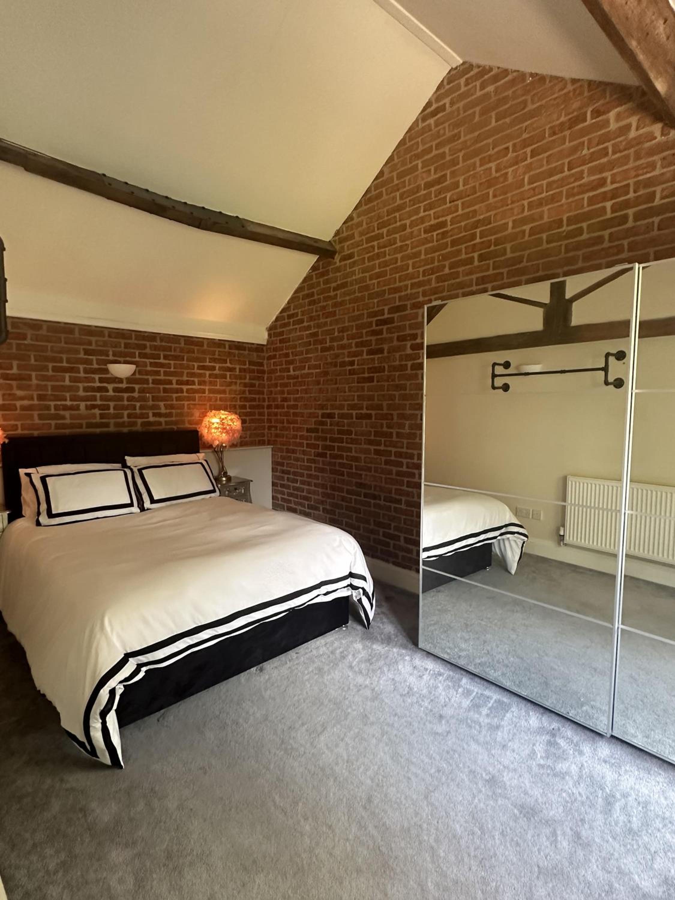 1 Bed Flat - Sleeps 2 - Pets - Parking - Wifi view 2