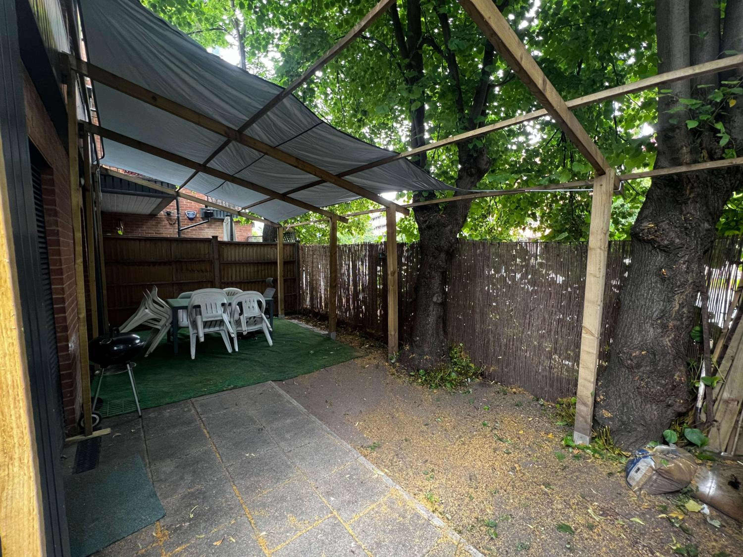 London Holiday Home Newly refurbished - Entire 4 Bedroom Private House with Kitchen, Living Room & private Garden - 1 Cape House London, Within 30 mins fro
