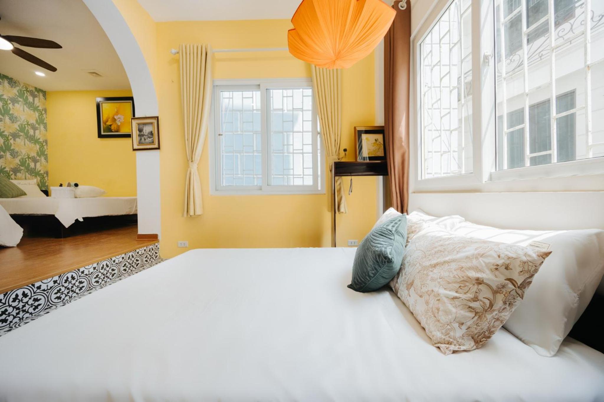 Center, natural light, fully equipped modern