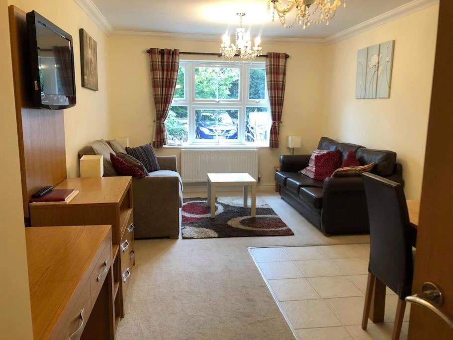 2 Bed GF Apartment Walking distance to the beach view 4