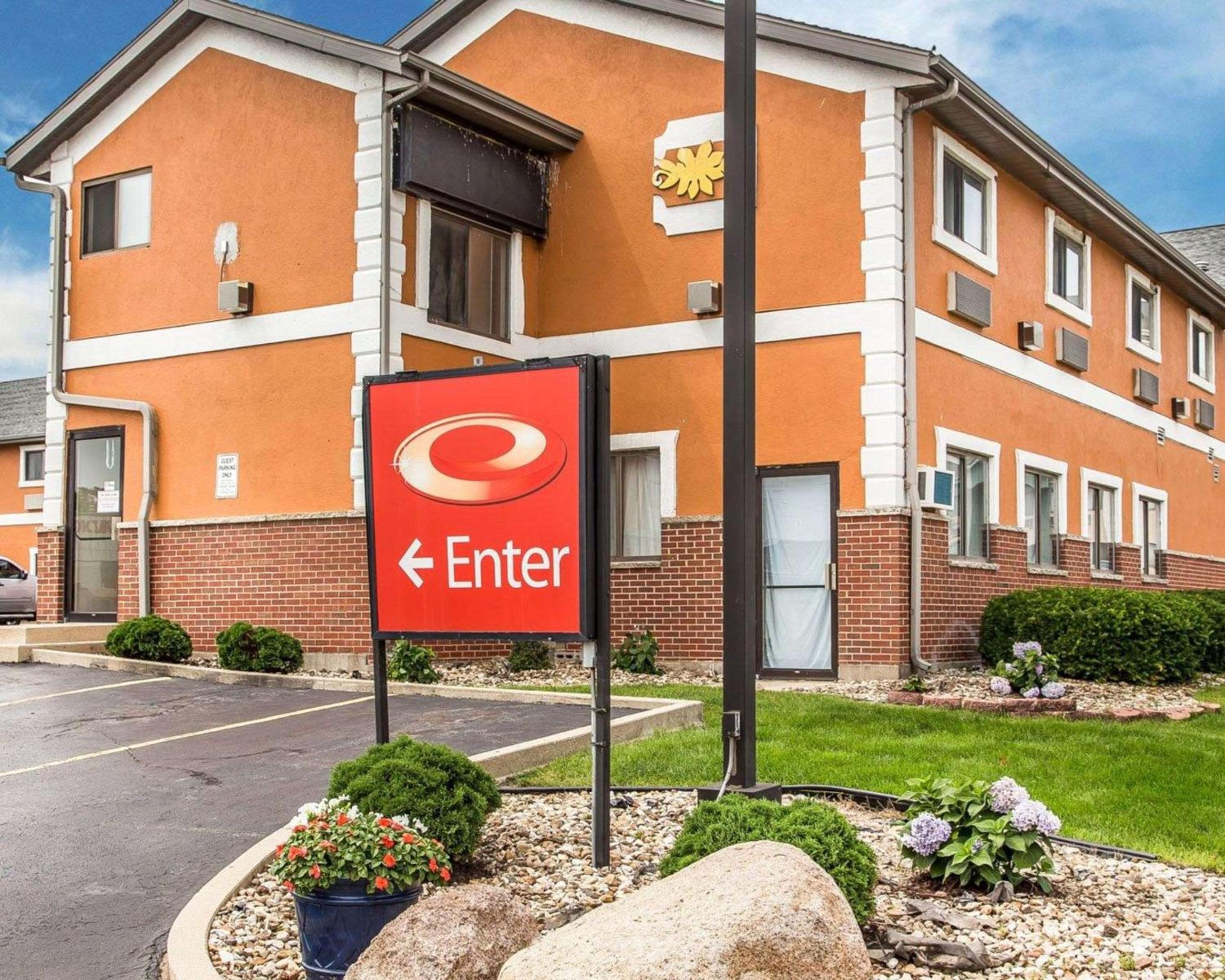 Econo Lodge Cedar Rapids South view 3