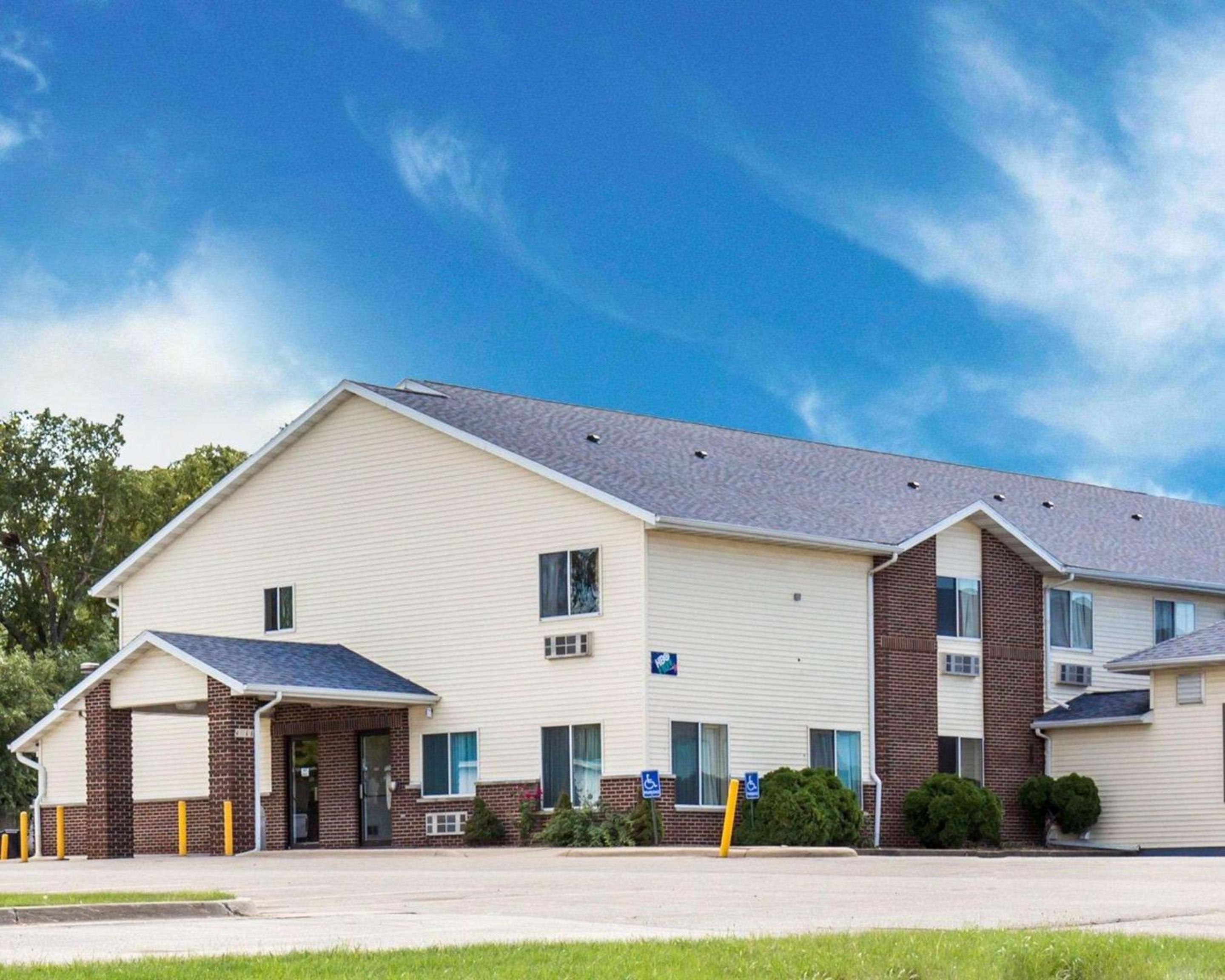 Rodeway Inn Cedar Rapids Westdale view 3