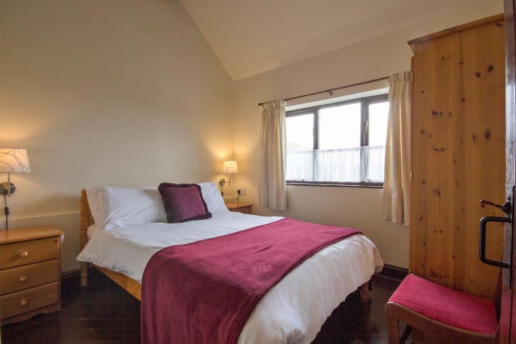 Zoe's Cottage with Alpaca's and 7 mins drive to Alton Towers view 4