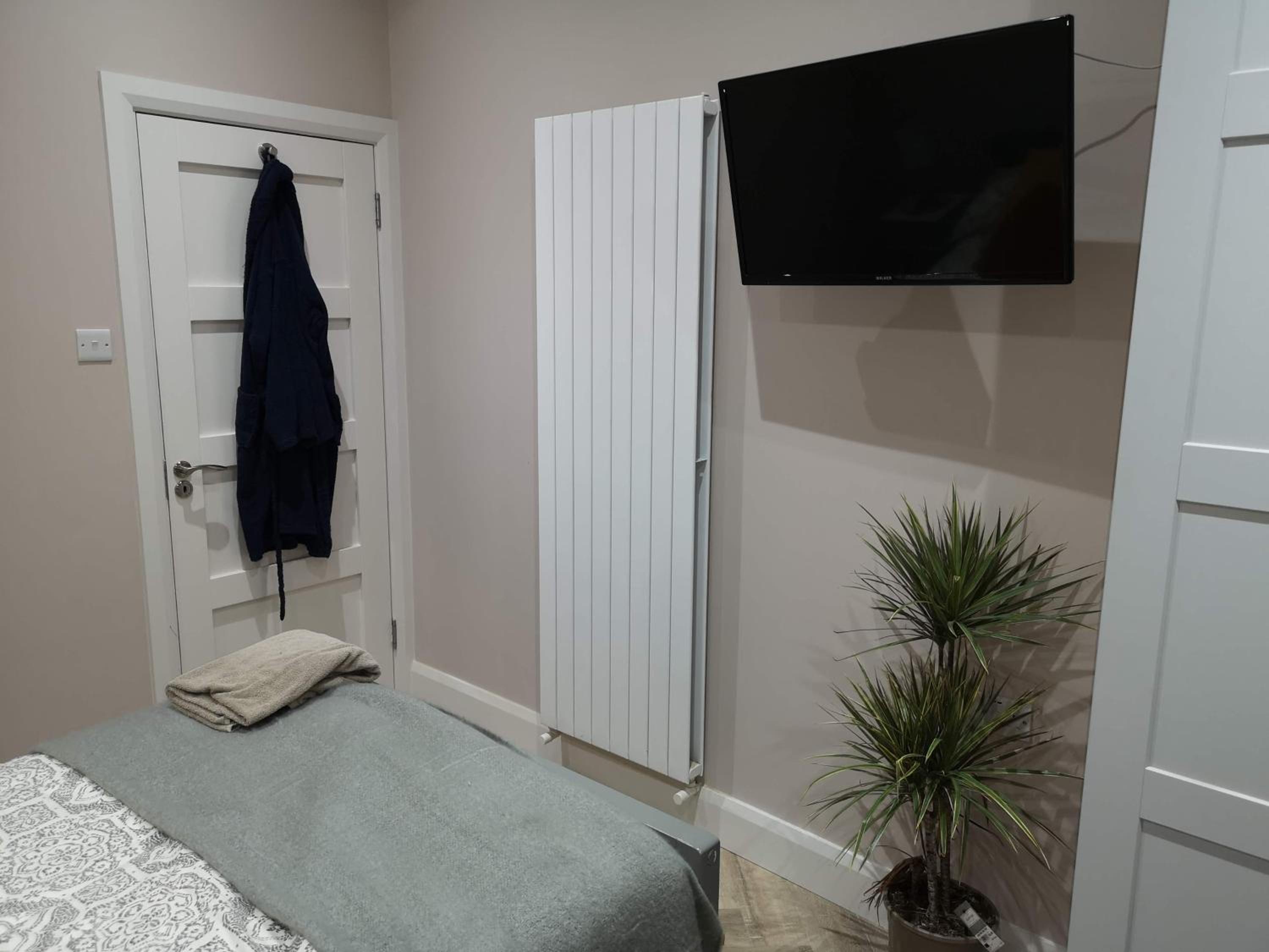 Stylish studio own entrance in Victorian House