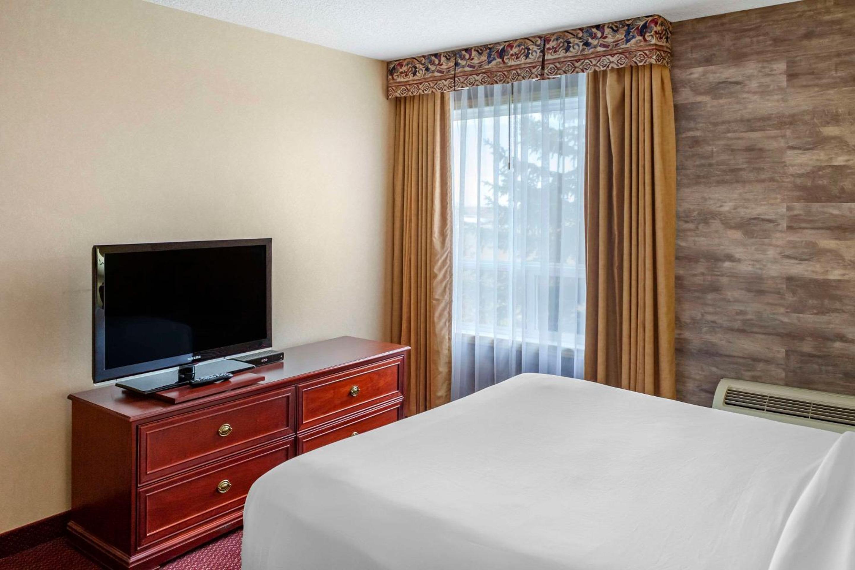 Leduc Vacations - Quality Inn  Suites Edmonton International Airport - Property Image 10