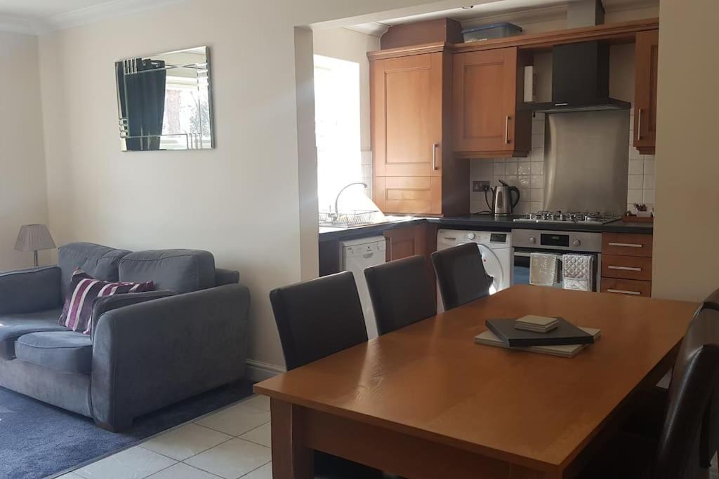3 Bed Apartment Close to Bournemouth Beach view 2
