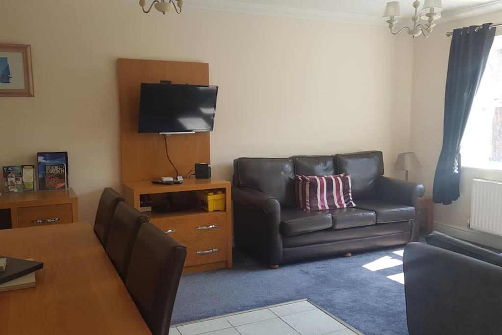 3 Bed Apartment Close to Bournemouth Beach view 4