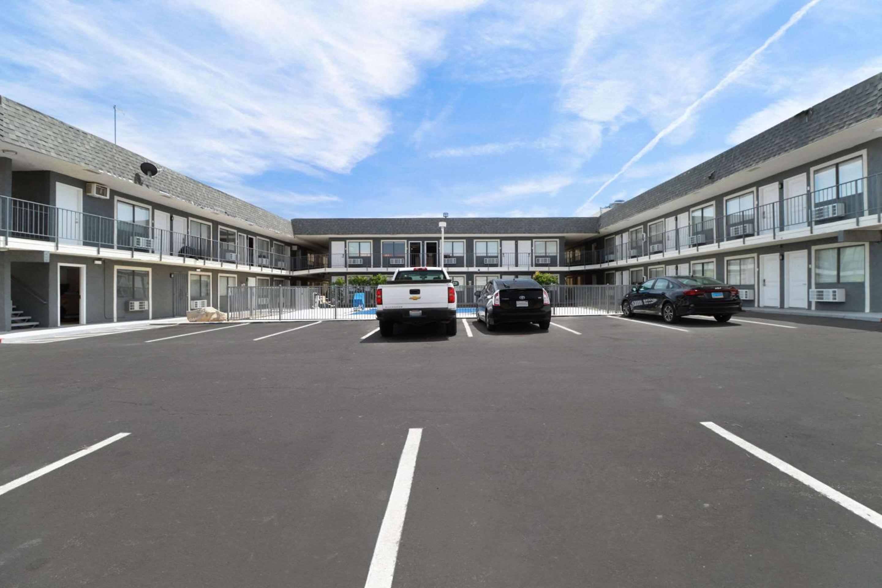 Ridgecrest Vacations - Clarion Pointe Ridgecrest near China Lake Naval Station - Property Image 1