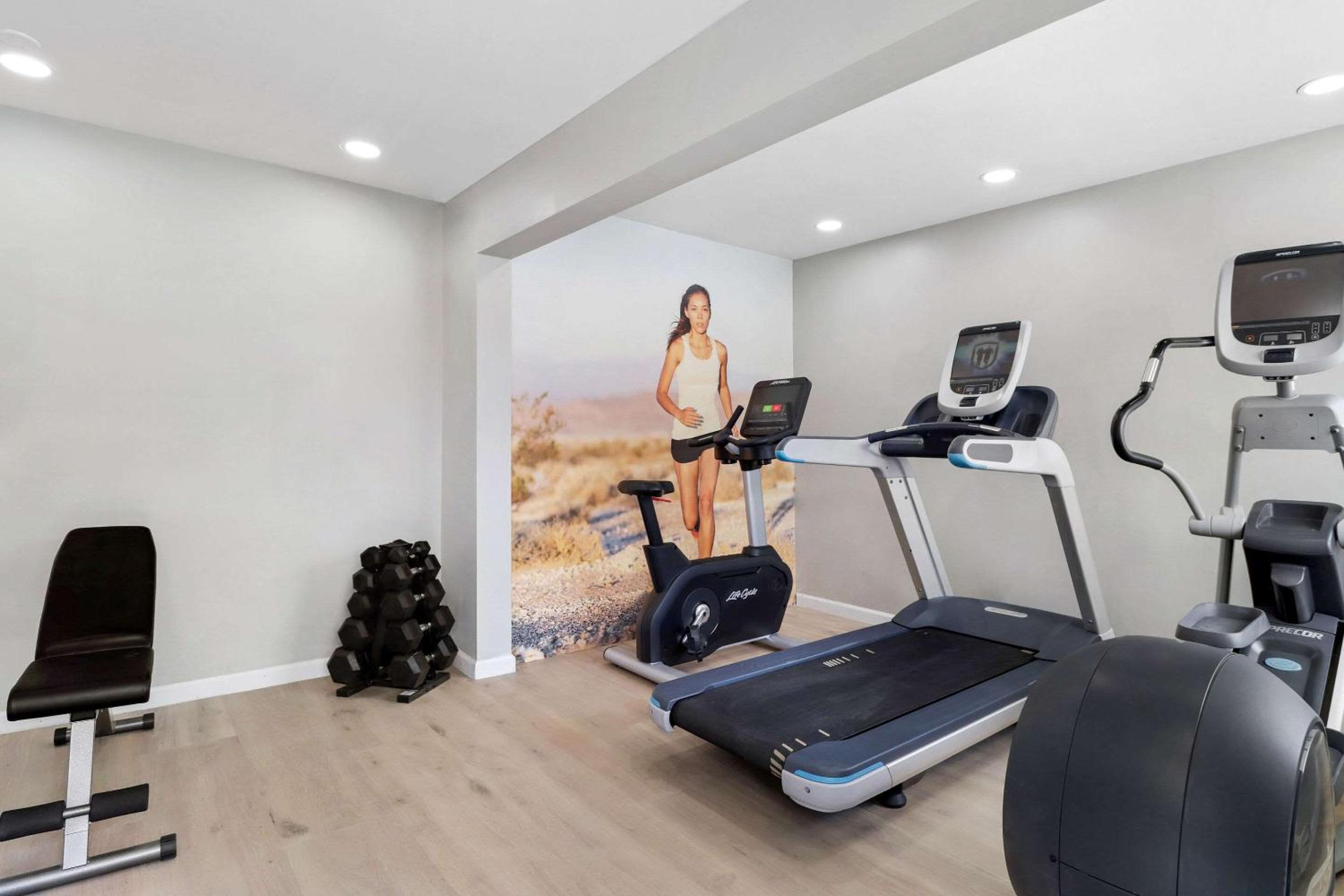 Ridgecrest Vacations - Clarion Pointe Ridgecrest near China Lake Naval Station - Property Image 3
