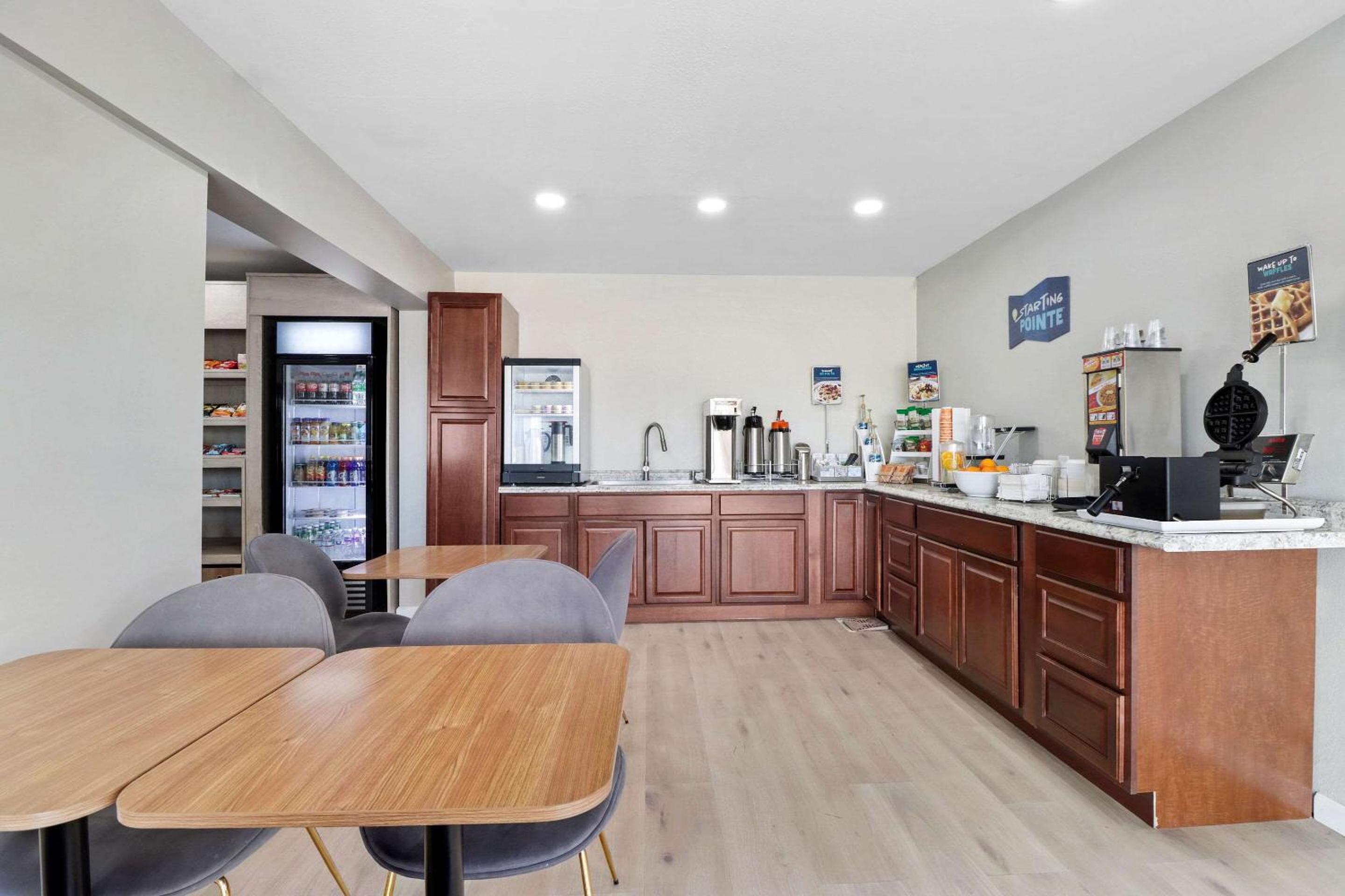 Ridgecrest Vacations - Clarion Pointe Ridgecrest near China Lake Naval Station - Property Image 5