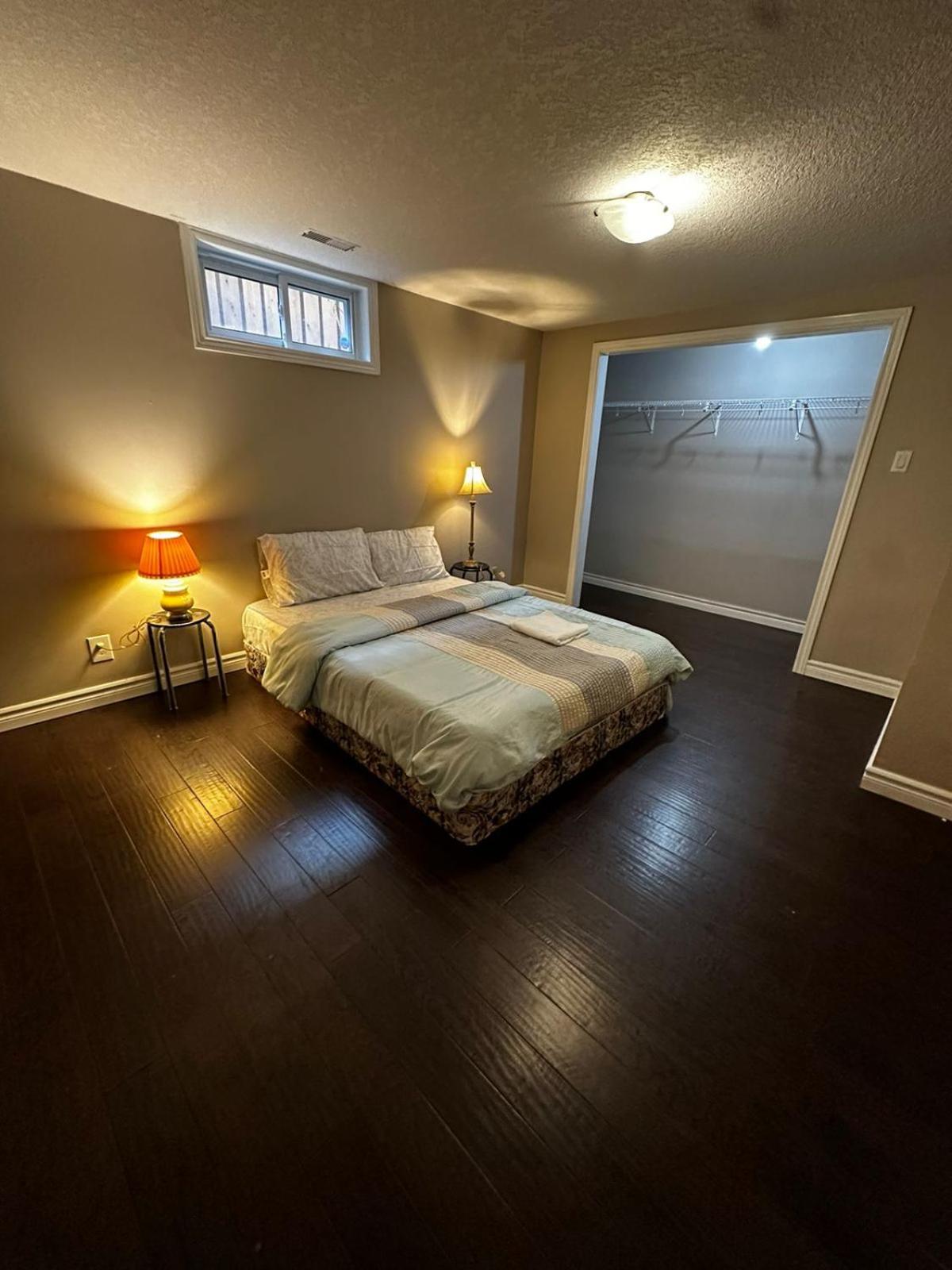 Kitchener Homestay Downtown Vibes - Restaurants & Shopping