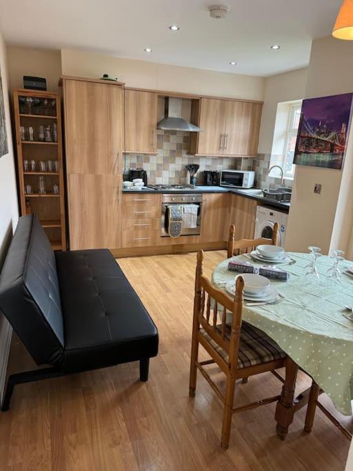 Modern, Sleeps 10, Parking, Etihad, CoOp Live, Park, Manchester view 4