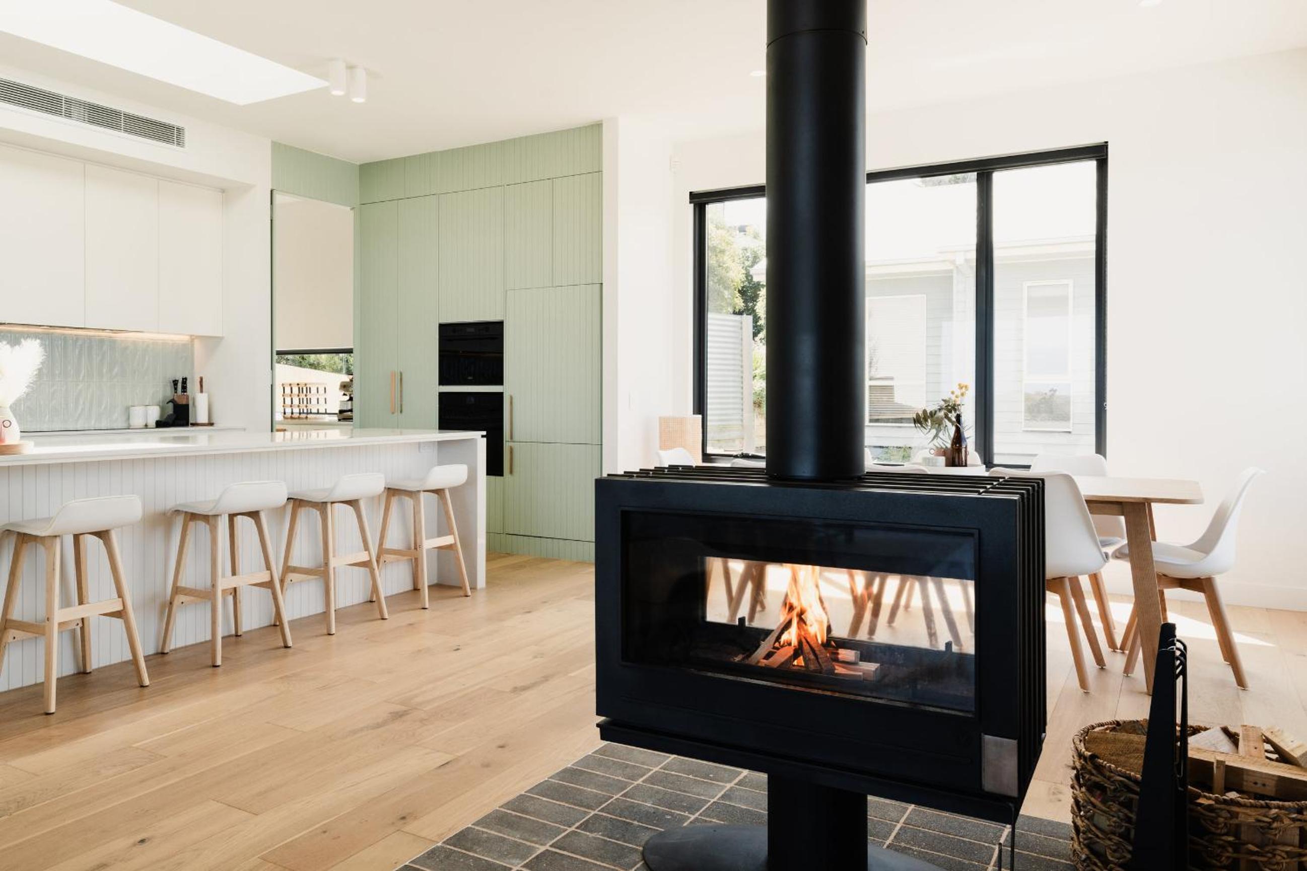 La Bella Beach House-Sleeping 9, Wood Fire, Aircon