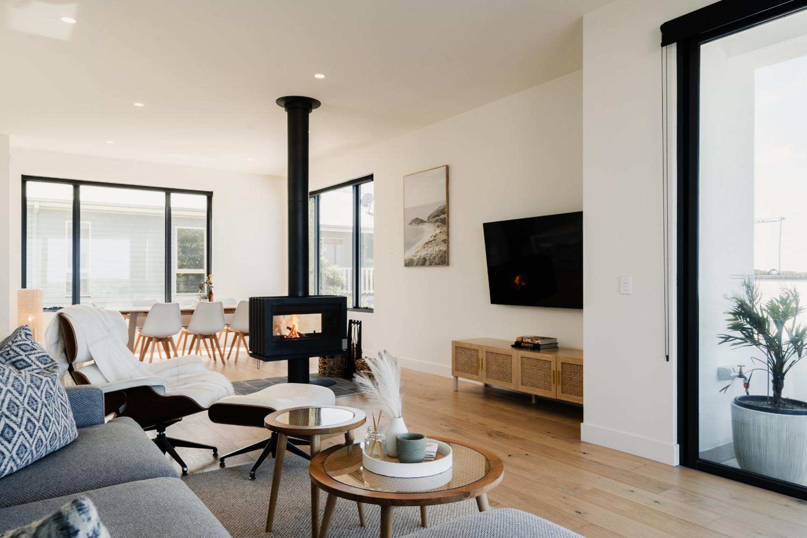 La Bella Beach House-Sleeping 9, Wood Fire, Aircon