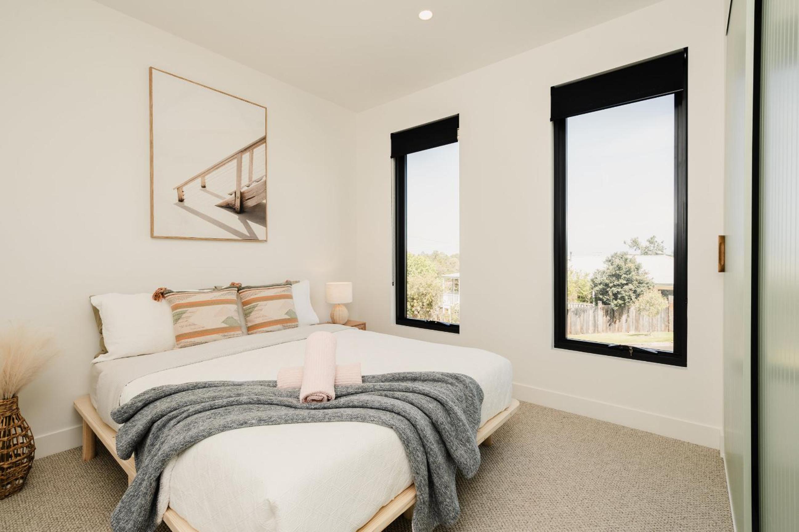 La Bella Beach House-Sleeping 9, Wood Fire, Aircon