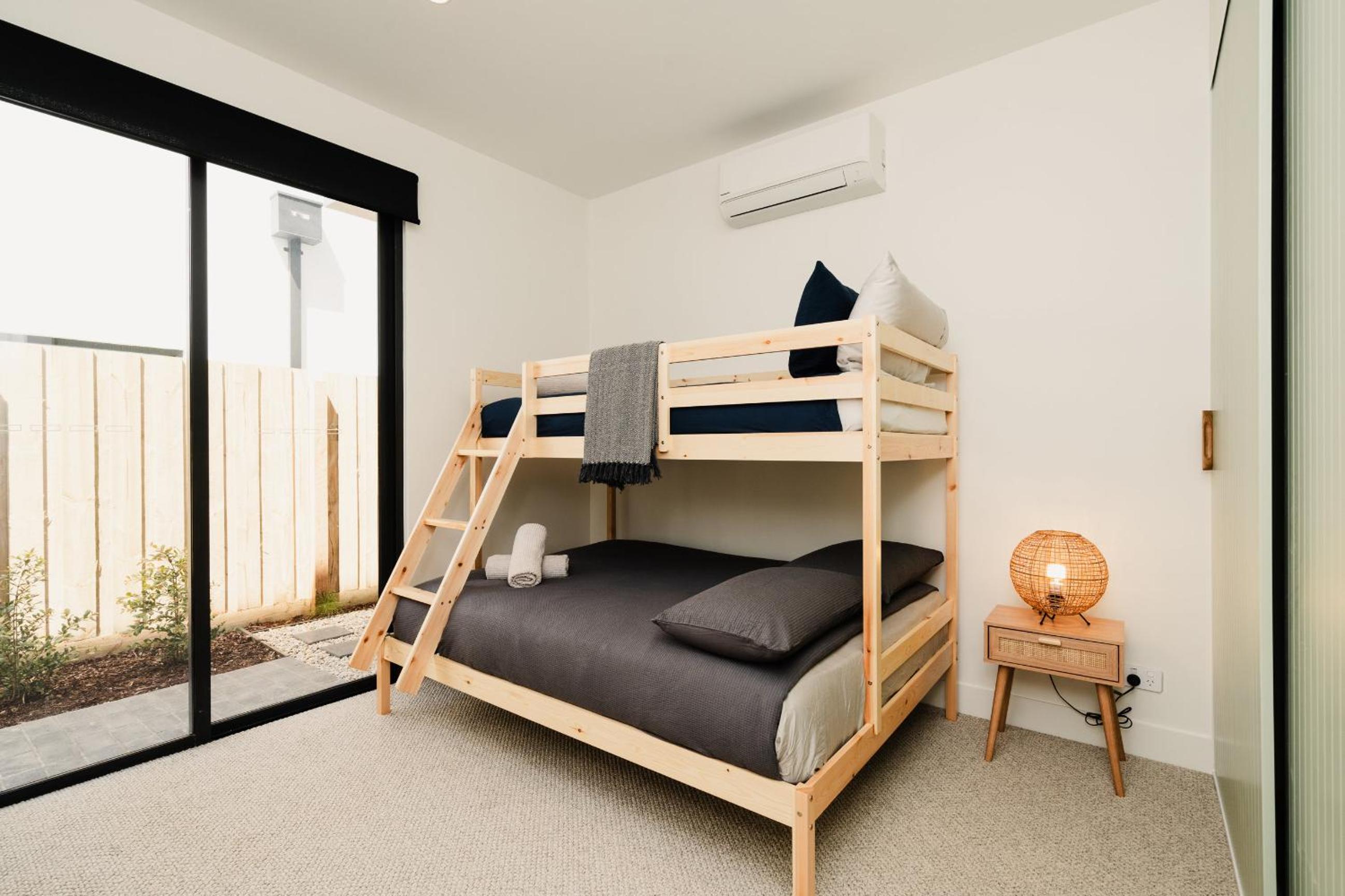La Bella Beach House-Sleeping 9, Wood Fire, Aircon