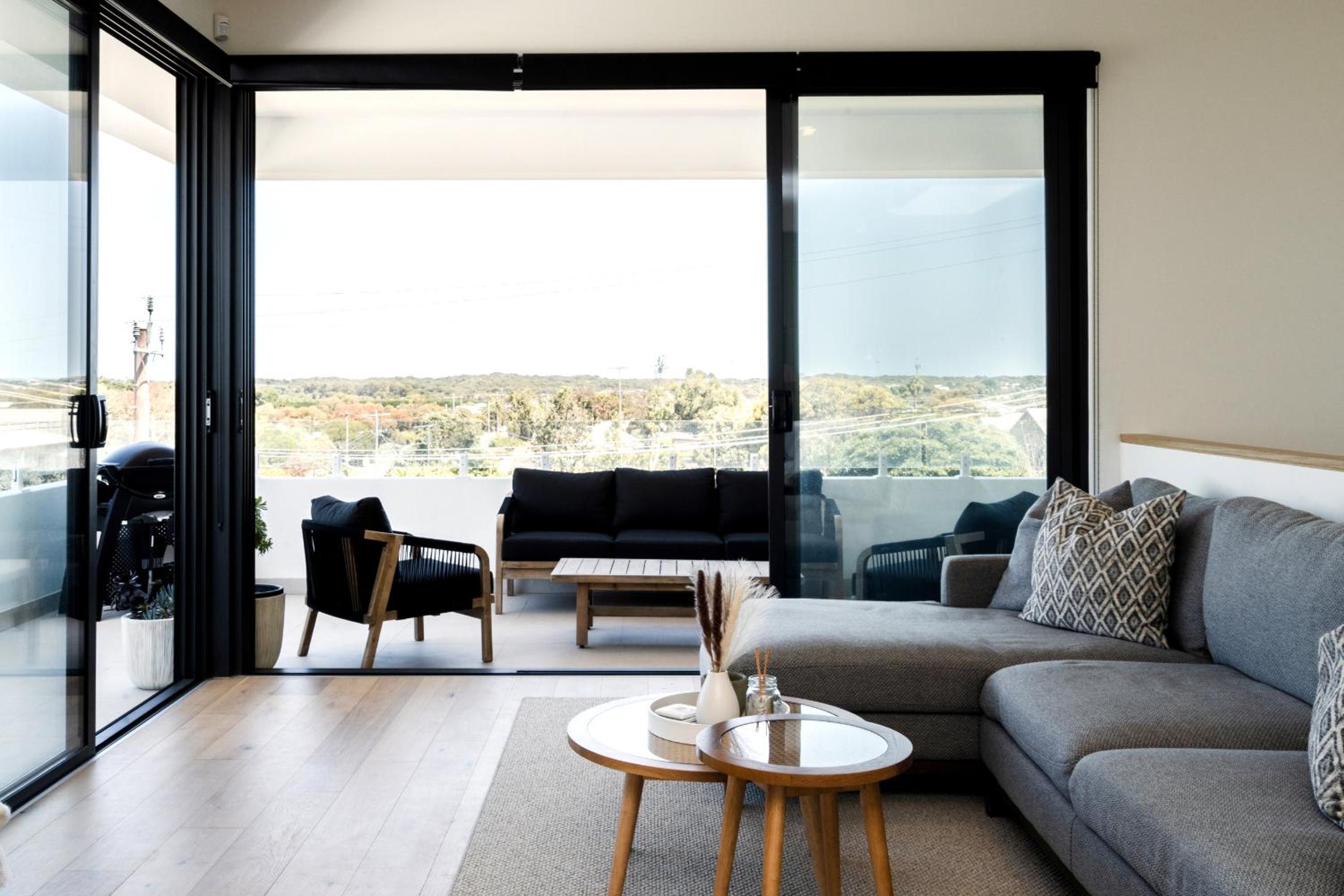La Bella Beach House-Sleeping 9, Wood Fire, Aircon