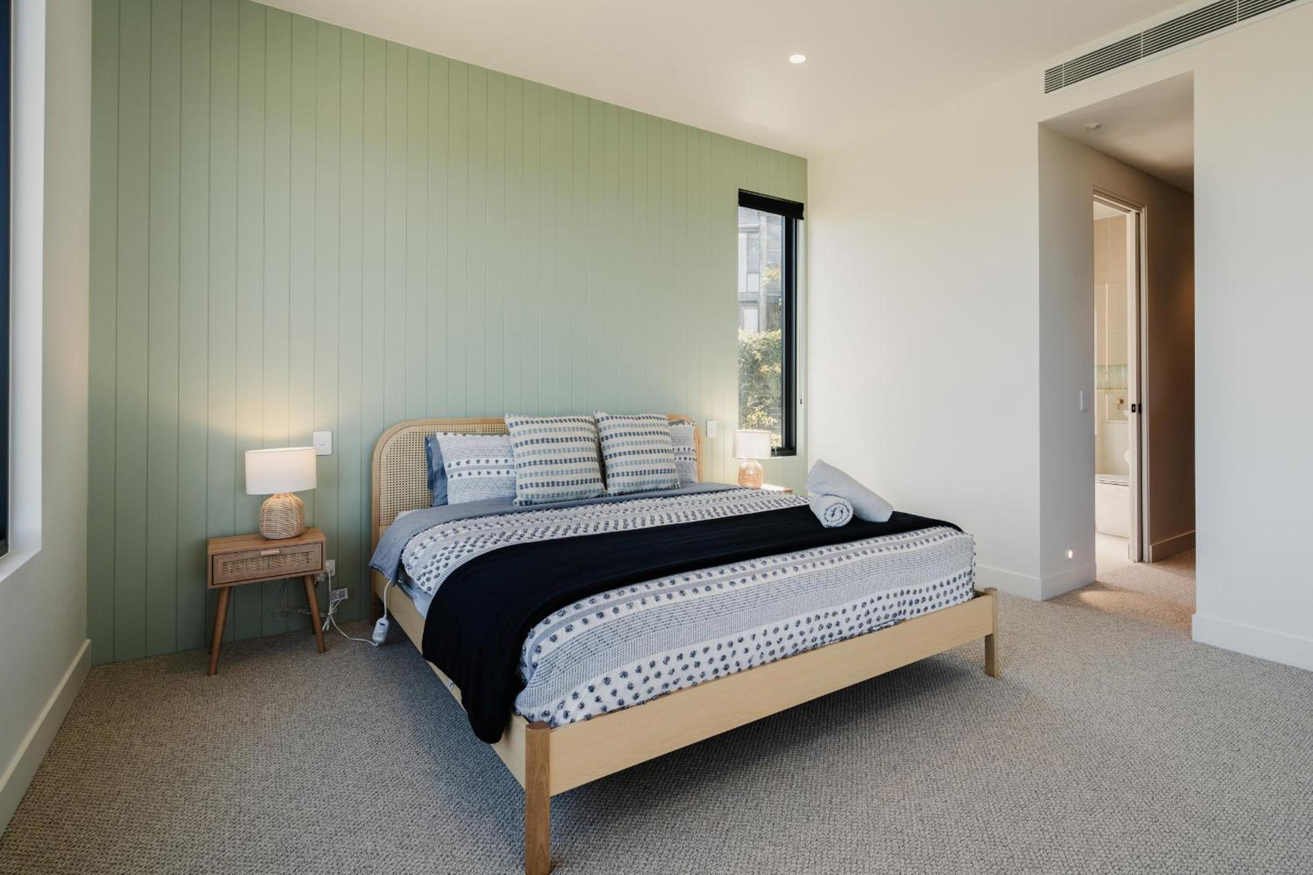 La Bella Beach House-Sleeping 9, Wood Fire, Aircon