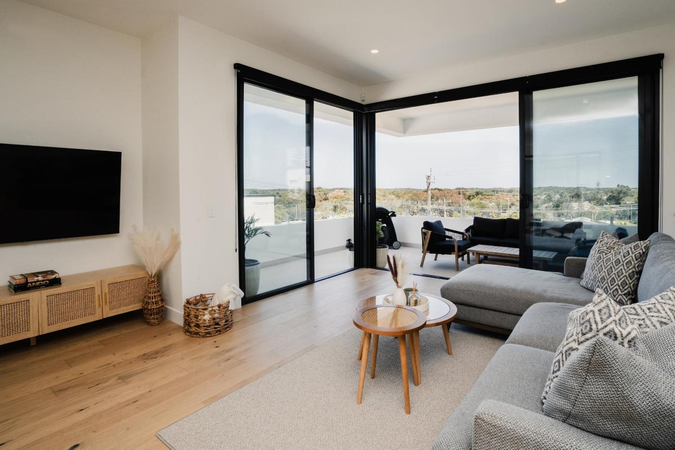 La Bella Beach House-Sleeping 9, Wood Fire, Aircon
