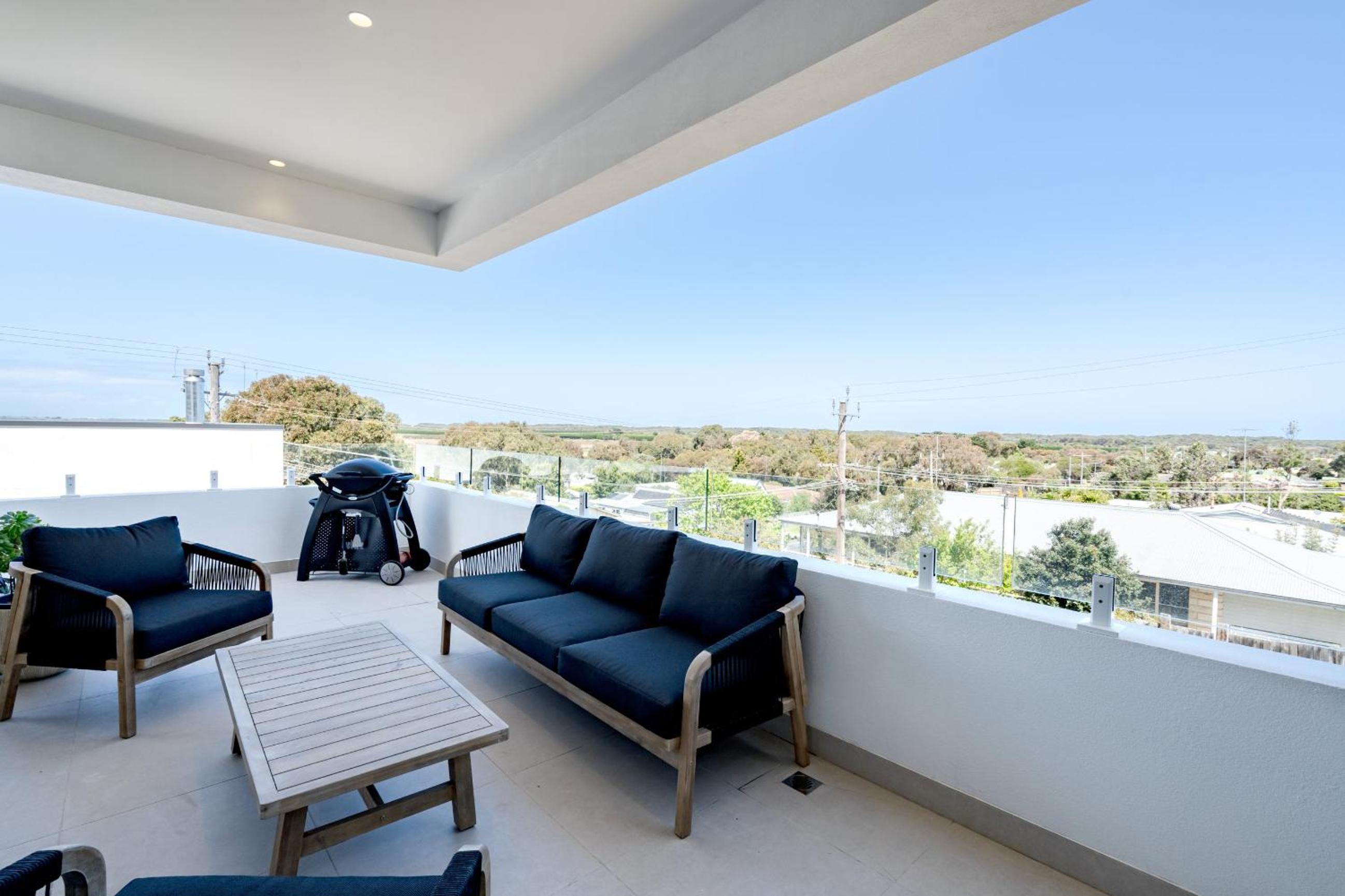La Bella Beach House-Sleeping 9, Wood Fire, Aircon
