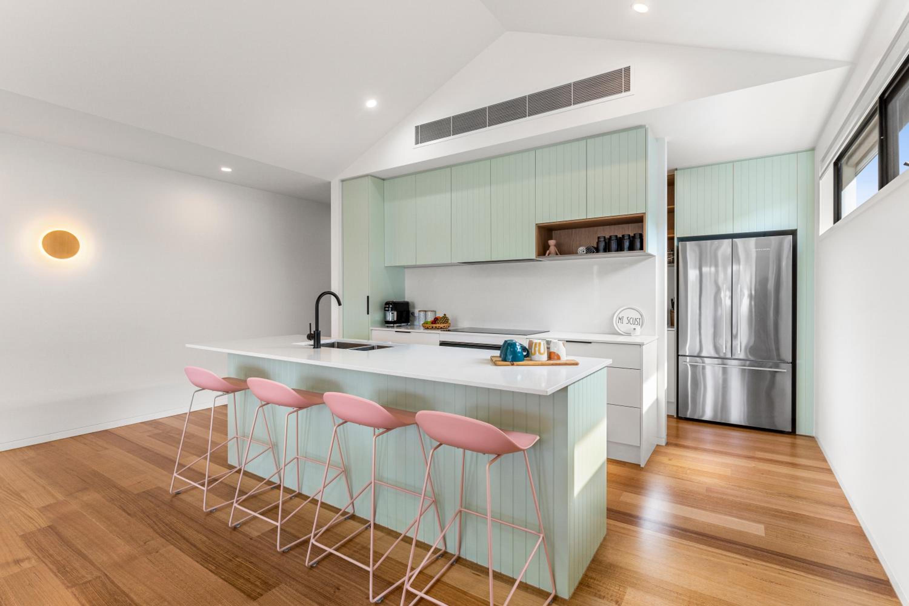Riverside Luxe- Brand New, 50m to river, 3 bedroom, pizza oven!