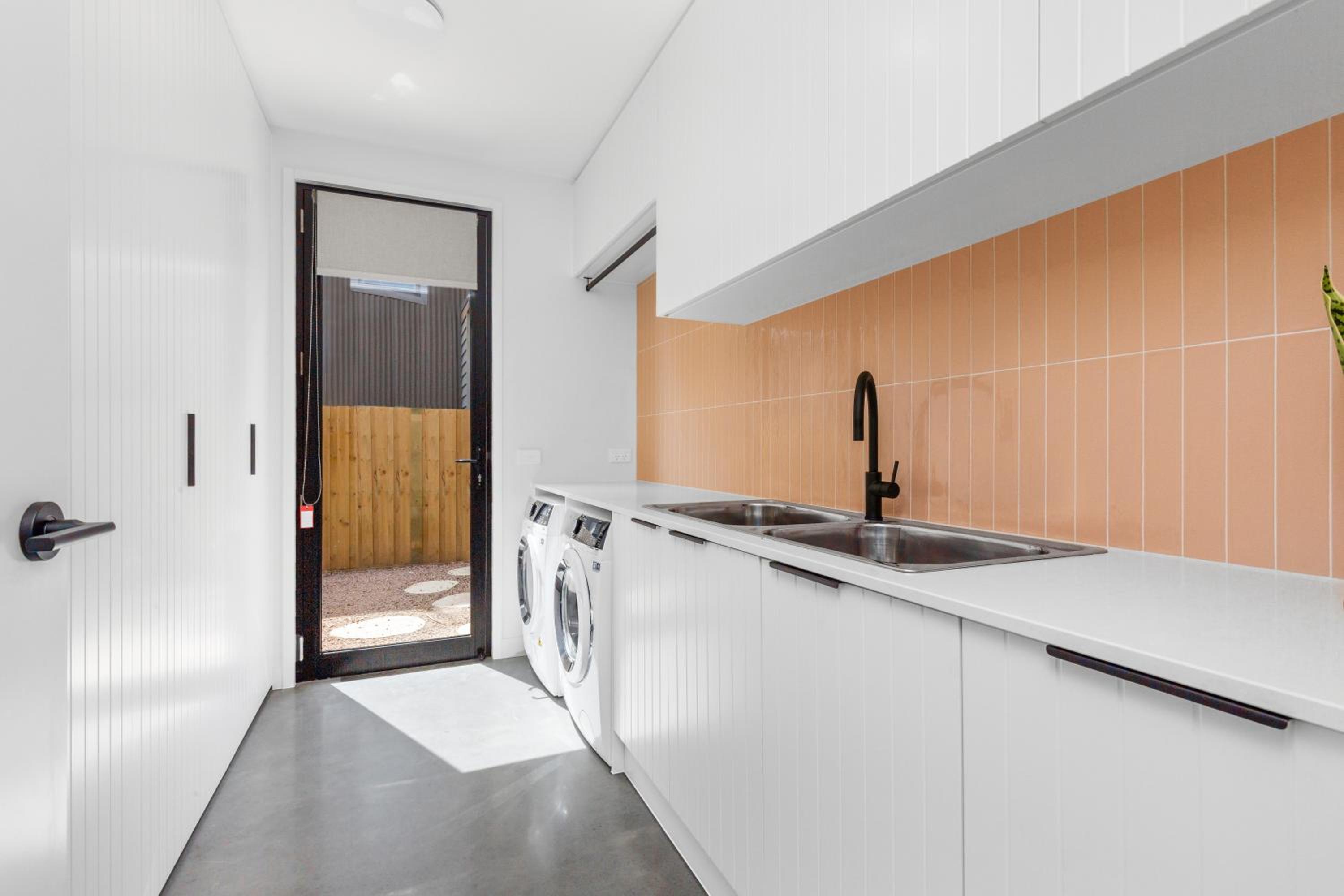Riverside Luxe- Brand New, 50m to river, 3 bedroom, pizza oven!