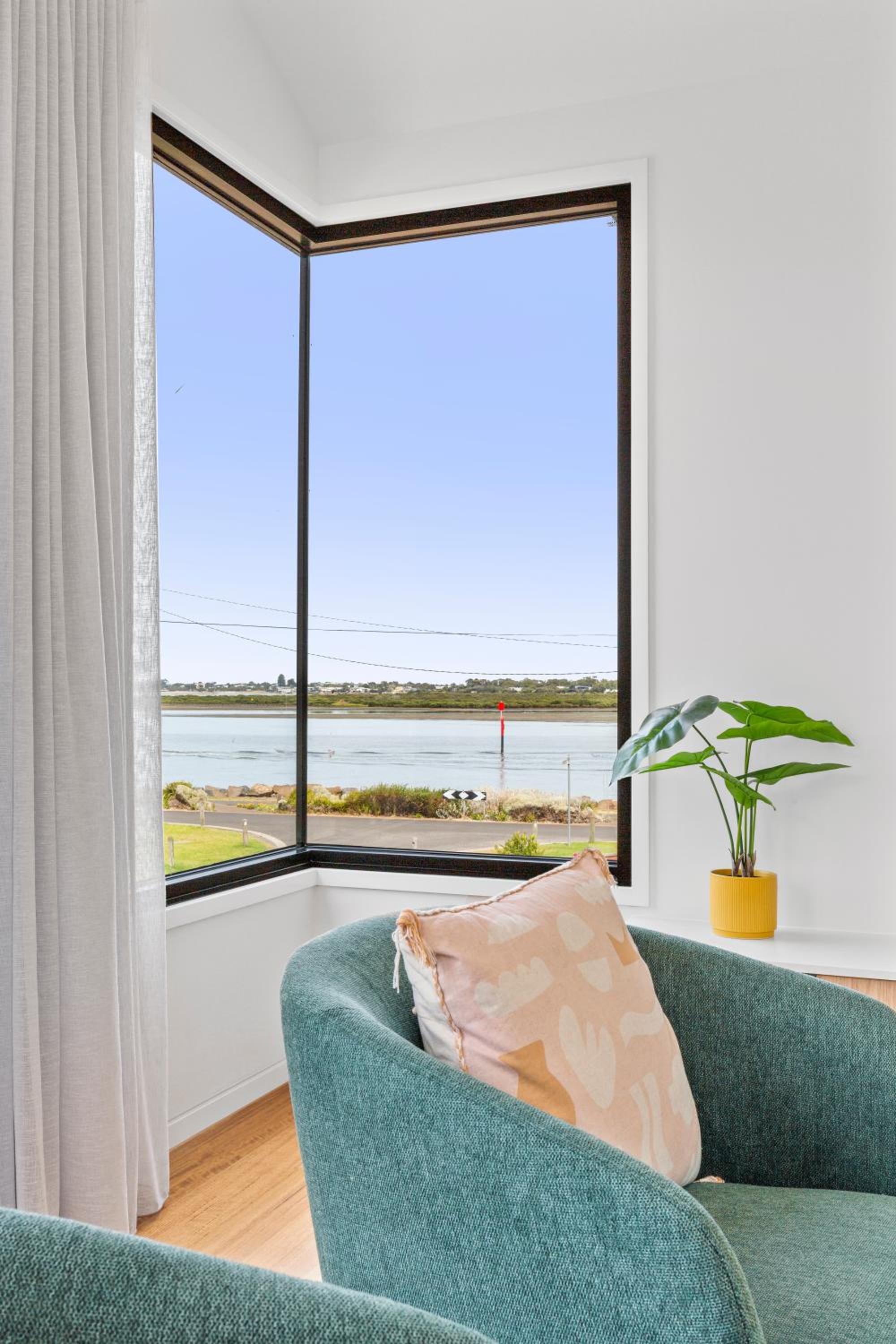 Riverside Luxe- Brand New, 50m to river, 3 bedroom, pizza oven!