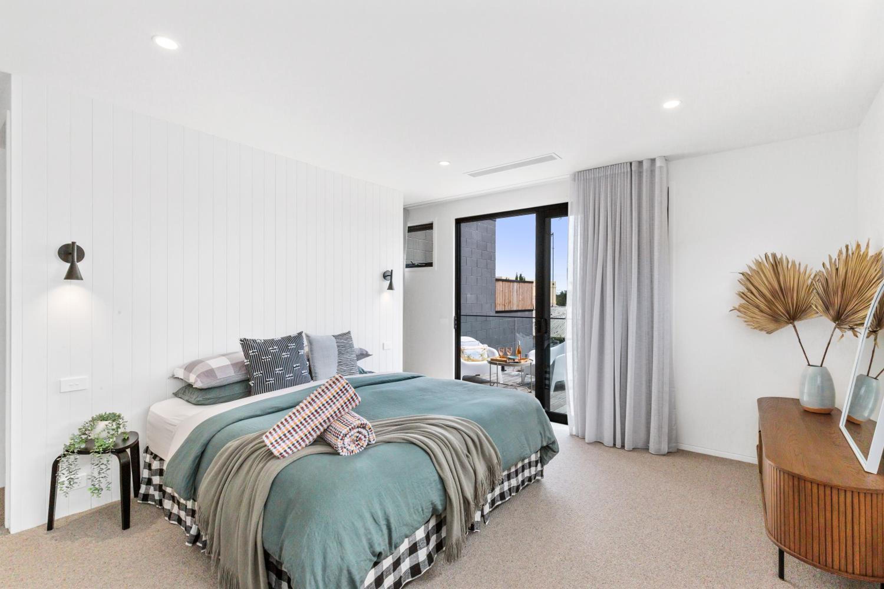 Riverside Luxe- Brand New, 50m to river, 3 bedroom, pizza oven!