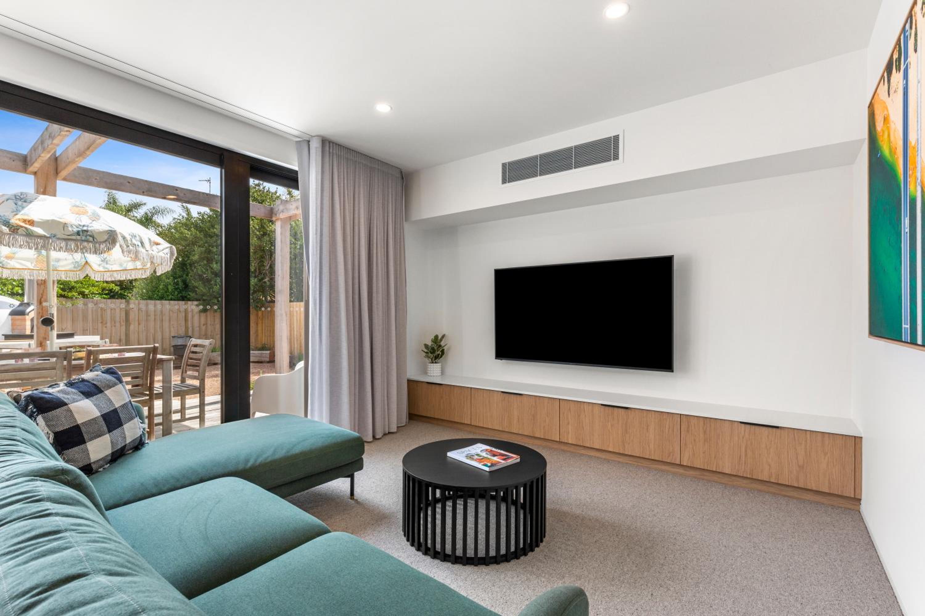 Riverside Luxe- Brand New, 50m to river, 3 bedroom, pizza oven!